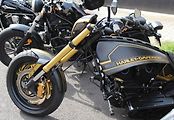 Motorkáři nemůžou předjíždět kolonu jak se jim zachce. Na to jsou jasná pravidla.