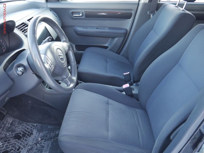 Suzuki Swift (2007) 1.3i 4x4, AC, výhřev sed - fotka 9 z 16