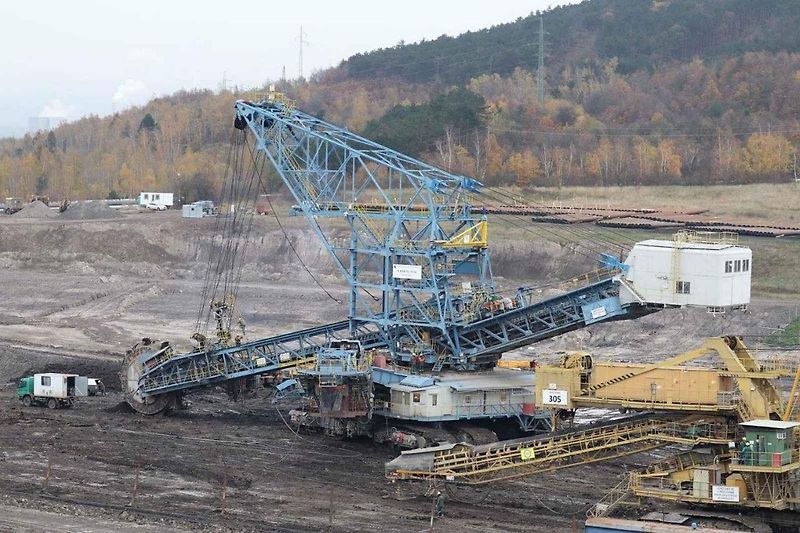 Rypadlo K800/K54 při nakládce skrývky do železničních vagónů.