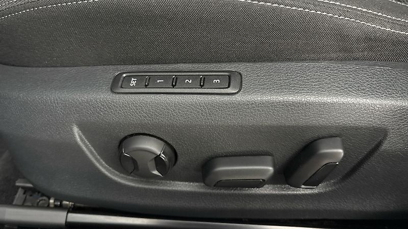 Škoda Superb 2.0 TDI DSG 4x4 Style Combi - fotka 21 z 28