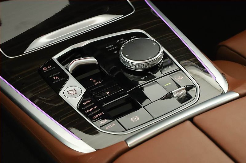 BMW X7 (2023) xDrive40d, Head Up, Vzduch - fotka 10 z 31