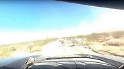 Závodní auto nakonec skončilo v kotrmelcích.