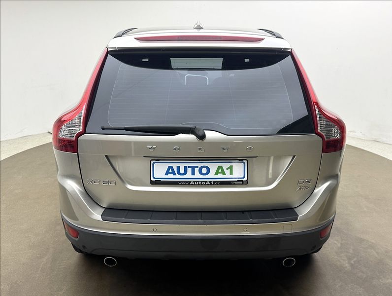 Volvo XC60 2,4 D3 4X4 AUT. VÝHŘEV LED ČR - fotka 5 z 40