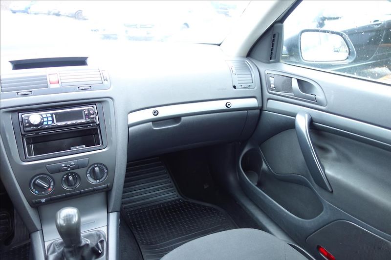 Škoda Octavia 1,6 i 75KW, ČR, KLIMATIZACE. - fotka 17 z 25