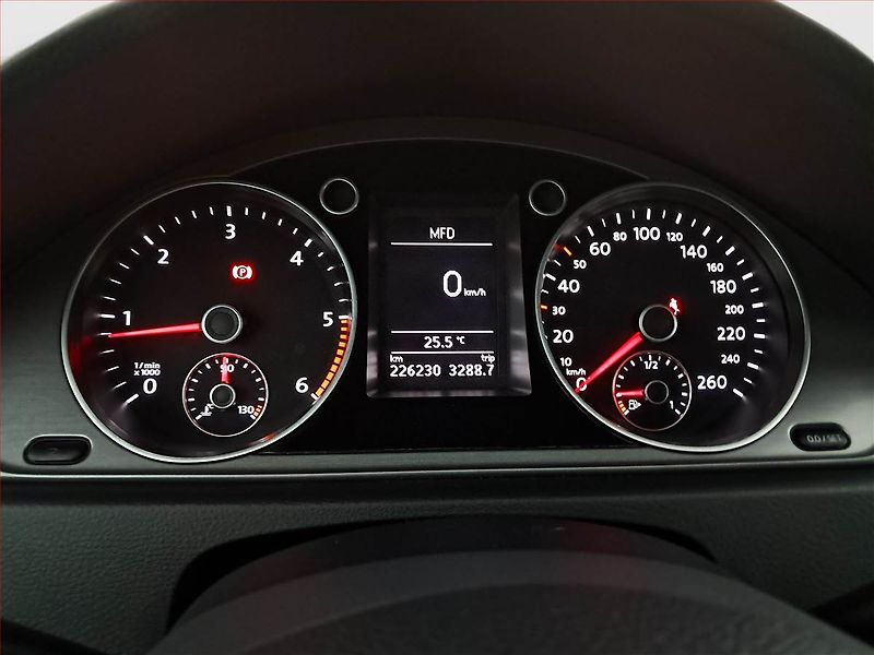 Volkswagen Passat (2011) 2.0 TDI, Navi, Xenony - fotka 11 z 16
