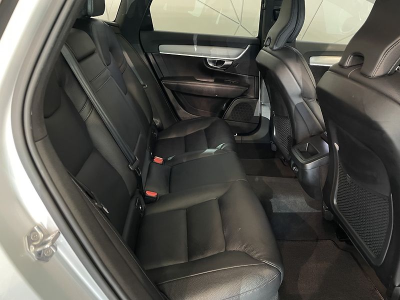 Volvo V90 D5 Cross Country  173 kW AWD - fotka 14 z 17