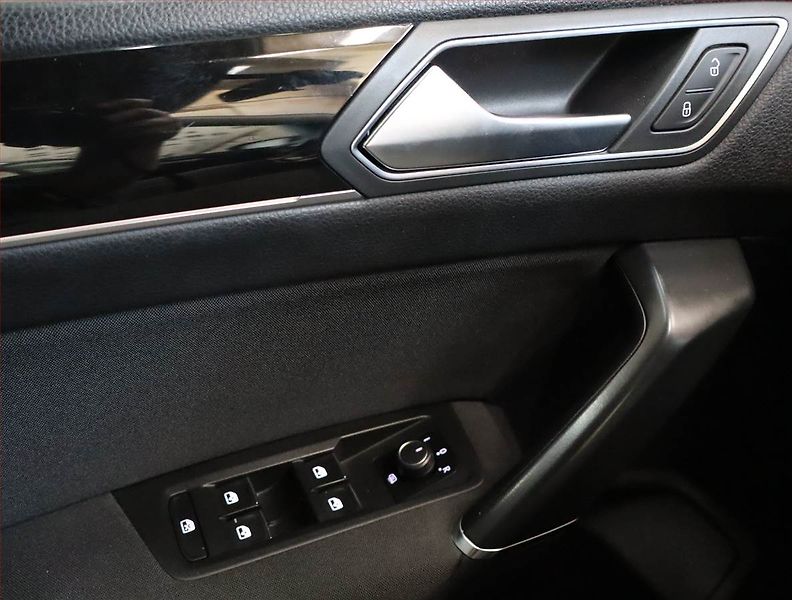 Volkswagen Touran (2017) 2.0 TDI, Automat, Navi - fotka 28 z 29