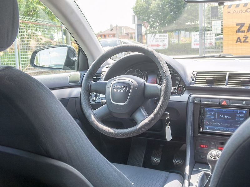 Audi A4 (2007) 2.0TDI 103KW – PO ROZVODECH - fotka 12 z 35