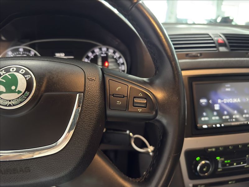 Škoda Octavia 1,4   TSI 90KW CARPLAY XENON - fotka 14 z 33