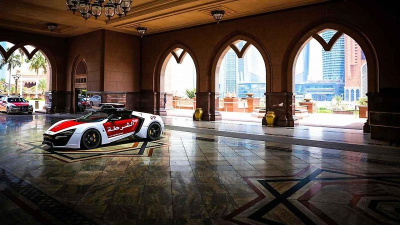 První ze sedmi vyrobených automobilů Lykan HyperSport slouží u policejních složek v Abú Dhabí