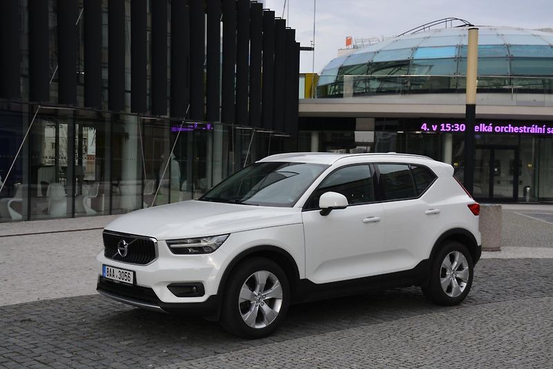 Volvo XC40 (2020) 2,0 D3 DRIVE-E Momentum PRO Aw - fotka 9 z 45