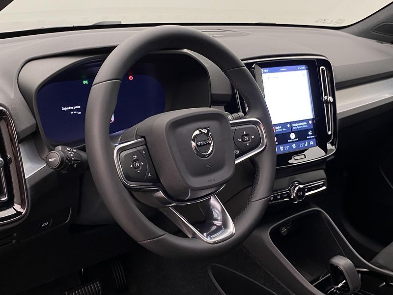 Volvo XC40 (2026) B4 AUT DARK PLUS - fotka 4 z 54