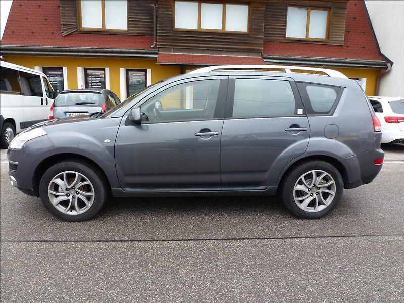 Citroën C-Crosser 2,2 HDi SX 7míst 4x4 - fotka 15 z 53