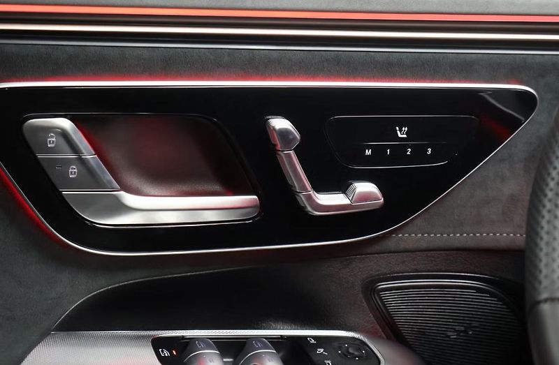 Mercedes-Benz EQE 350 AMG 4M Kamera Tažné BLIS  - fotka 16 z 23
