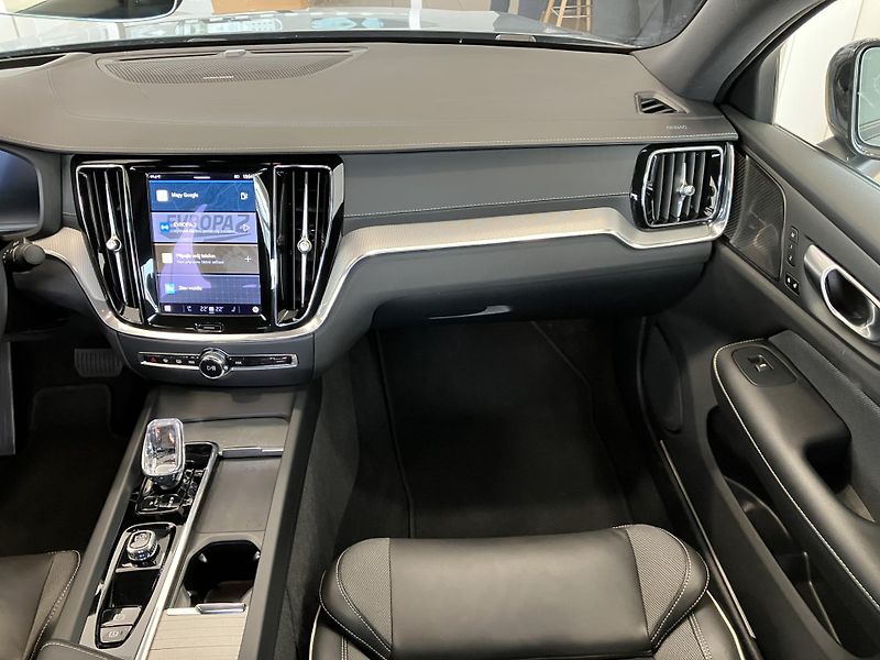 Volvo S60 B5 AWD Ultimate Dark-REZERVACE - fotka 16 z 42