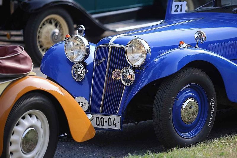Krása a elegance starých strojů na veteránské vyjížďce plzeňského Veteran Car Clubu v Radobyčicích.