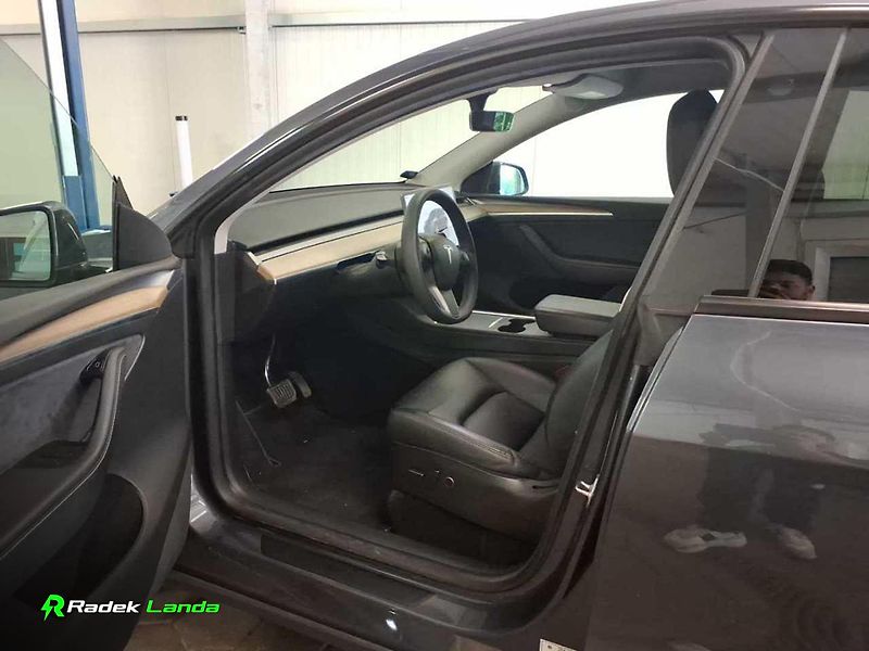 Tesla Model Y (2023) Standard Range RWD - fotka 6 z 7