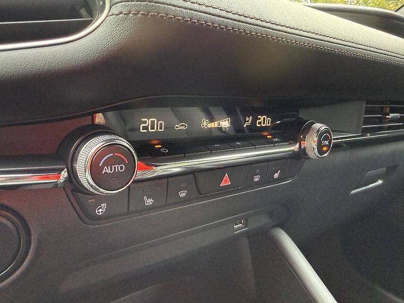 Mazda 3 2.0 Skyactiv-X Mild-Hybrid - fotka 30 z 35