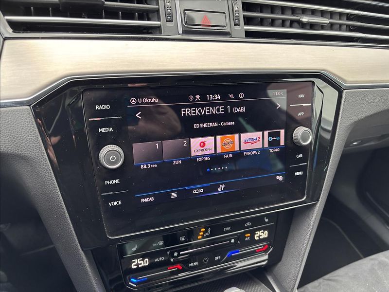 Volkswagen Passat 2,0 TDI R-Line 140kW - fotka 33 z 47