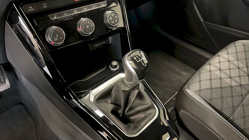 Volkswagen T-Roc (2024) R-Line 1.0 TSI 81kW - fotka 27 z 28