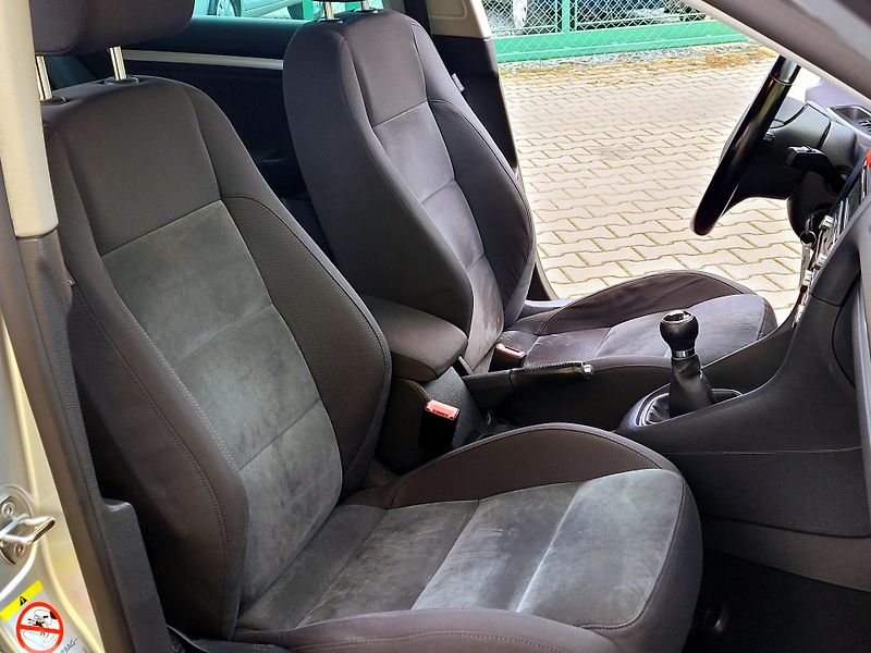Volkswagen Golf 1,4 TSi Highline ROZVODY     - fotka 25 z 40