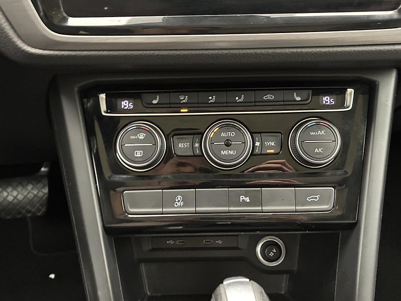 Volkswagen Touran 2,0 TDI DSG Panorama 1.Maj. - fotka 22 z 32
