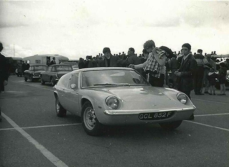 Lotus Europa, sportovní vůz britské automobilky, vznikl přesně podle filozofie šéfa značky Colina Chapmana. Vyráběl se v letech 1966 až 1975.