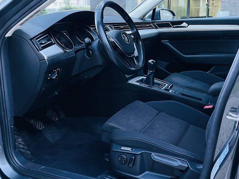 Volkswagen Passat 2.0TDI MANUÁL VÝHŘEV KAMERA - fotka 25 z 47