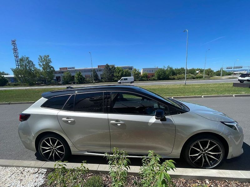 Toyota Corolla 2.0 Hybrid Automat GR SPORT - fotka 11 z 29