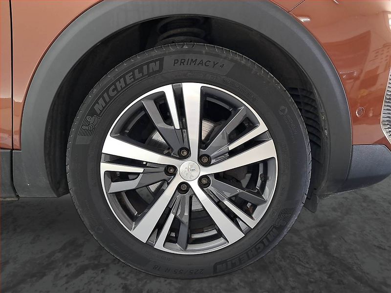 Peugeot 5008 (2021) PureTech 130 - fotka 15 z 22