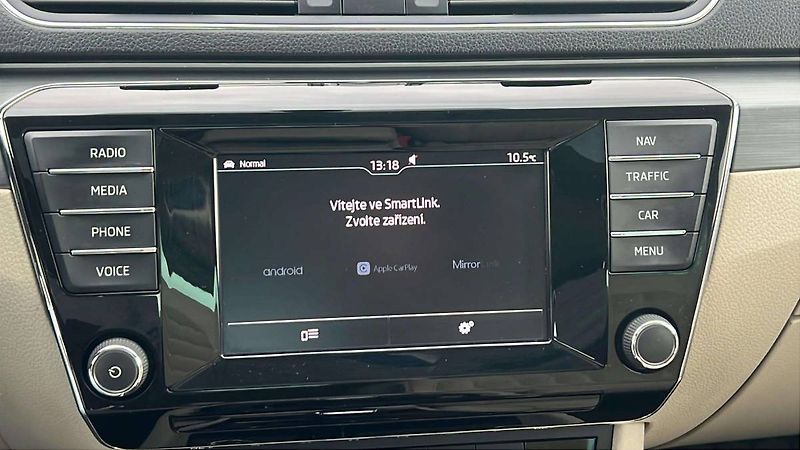 Škoda Superb Liftback 2.0 TDI DSG 140kW 6AT - fotka 18 z 36