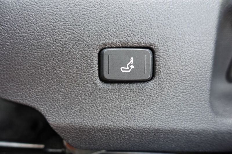 Toyota Corolla 2.0 HEV Comfort Style Tech TS - fotka 18 z 31