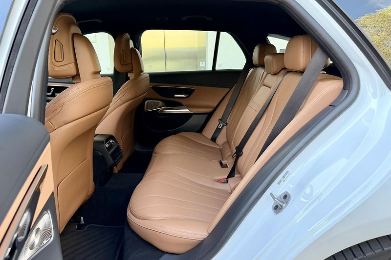 Mercedes-Benz Třídy E (2024) E 300de 4Matic  - fotka 24 z 68