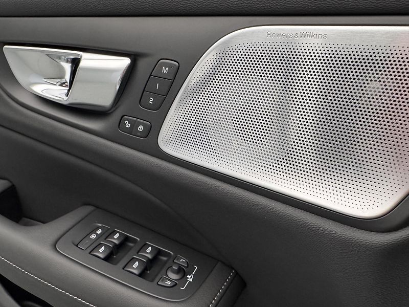 Volvo V60 (2026) T6 AWD Plug-in DARK ULTRA - fotka 18 z 24