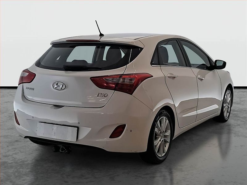 Hyundai i30 (2014) Trikolor 1.6 MPI, Tempomat - fotka 5 z 17