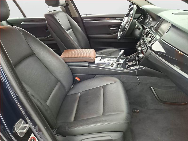 BMW Řada 5 (2014) 520d xDrive, 4X4, Automat - fotka 9 z 17