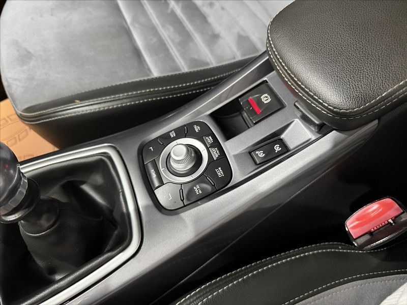 Renault Laguna 2,0   DCi GT 4CONTROL BI-XEN - fotka 18 z 42