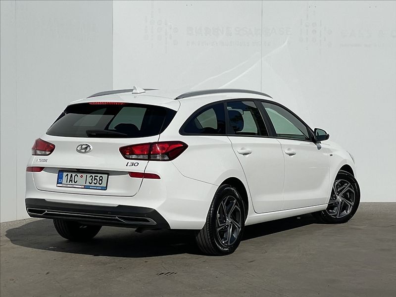 Hyundai i30 1,5 T-GDI Combi Comfort PDC - fotka 3 z 23