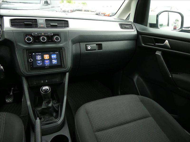 Volkswagen Caddy 2,0 TDi 1.majitel,závěs,tempom - fotka 26 z 49
