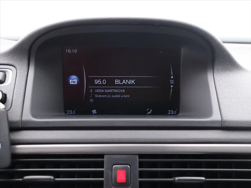 Volvo V70 2,0 D3 100kW Kinetic Dynamic D - fotka 14 z 23
