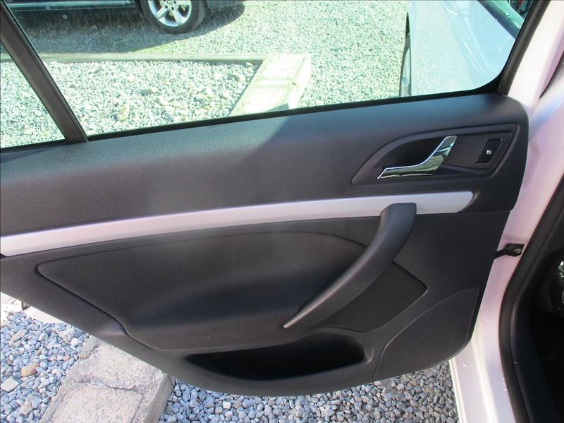 Škoda Octavia 1,4 TSi, Navi,aut.klima,servis - fotka 14 z 45