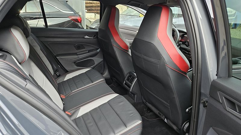 Volkswagen Golf (2023) GTI 2.0TSI 180kW DSG - fotka 13 z 36
