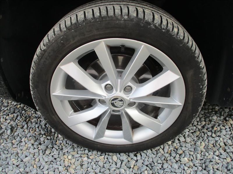 Škoda Yeti 1,2 TSI, klima, servis, tažné, - fotka 24 z 26