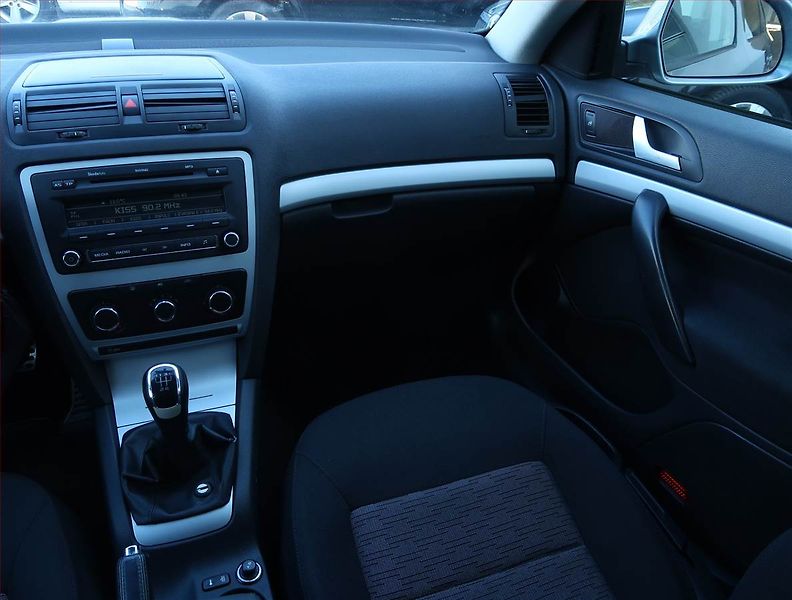 Škoda Octavia (2011) 1.6 TDI, Serv.kniha, nová STK - fotka 8 z 15