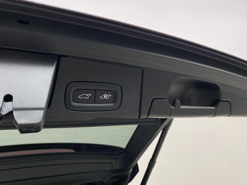 Volvo XC60 B5 AWD PLUS DARK AUT CZ 1.maj. - fotka 34 z 57