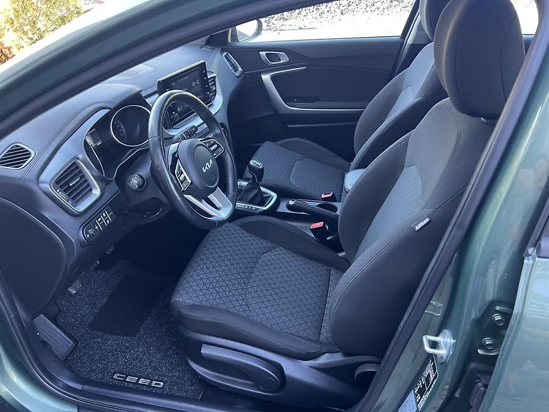 Kia Ceed (2024) 1.5T-GDi 118kW KAMERA ČR NOVÉ - fotka 7 z 22