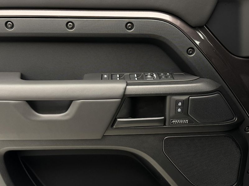 Land Rover Defender OCTA P635  - fotka 27 z 75
