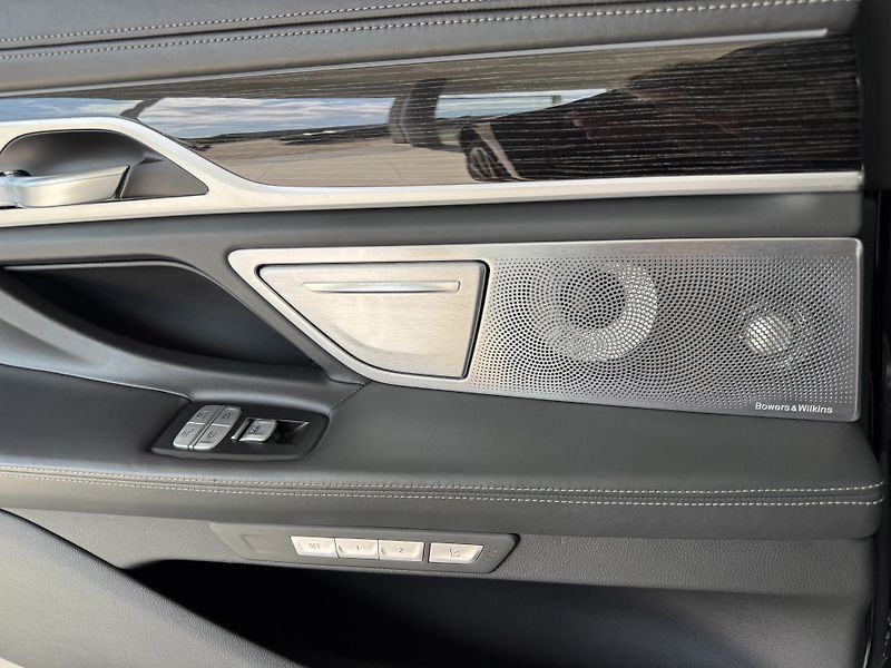 BMW Řada 7 M760 Li xDrive*Nový Motor*DPH - fotka 41 z 48