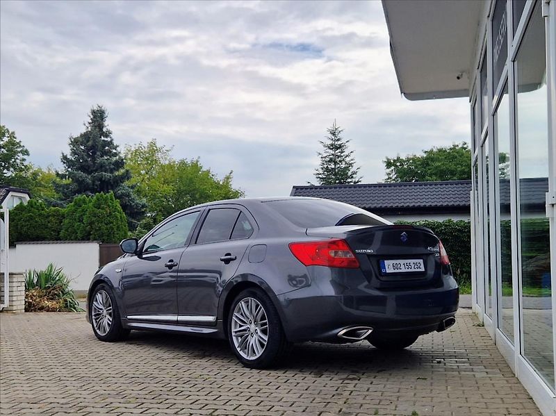 Suzuki Kizashi 2,4 i 4x4 XENON AC ŠÍBR VÝHŘEV - fotka 3 z 37
