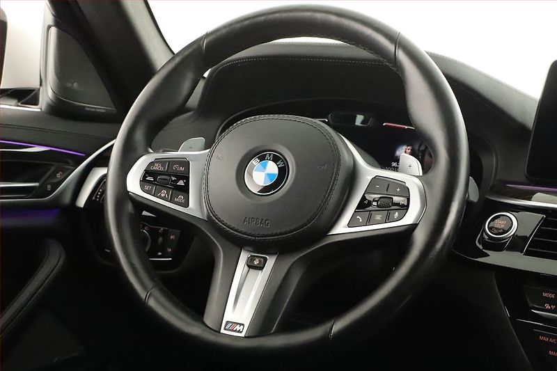 BMW Řada 5 (2020) 520d xDrive - fotka 24 z 31